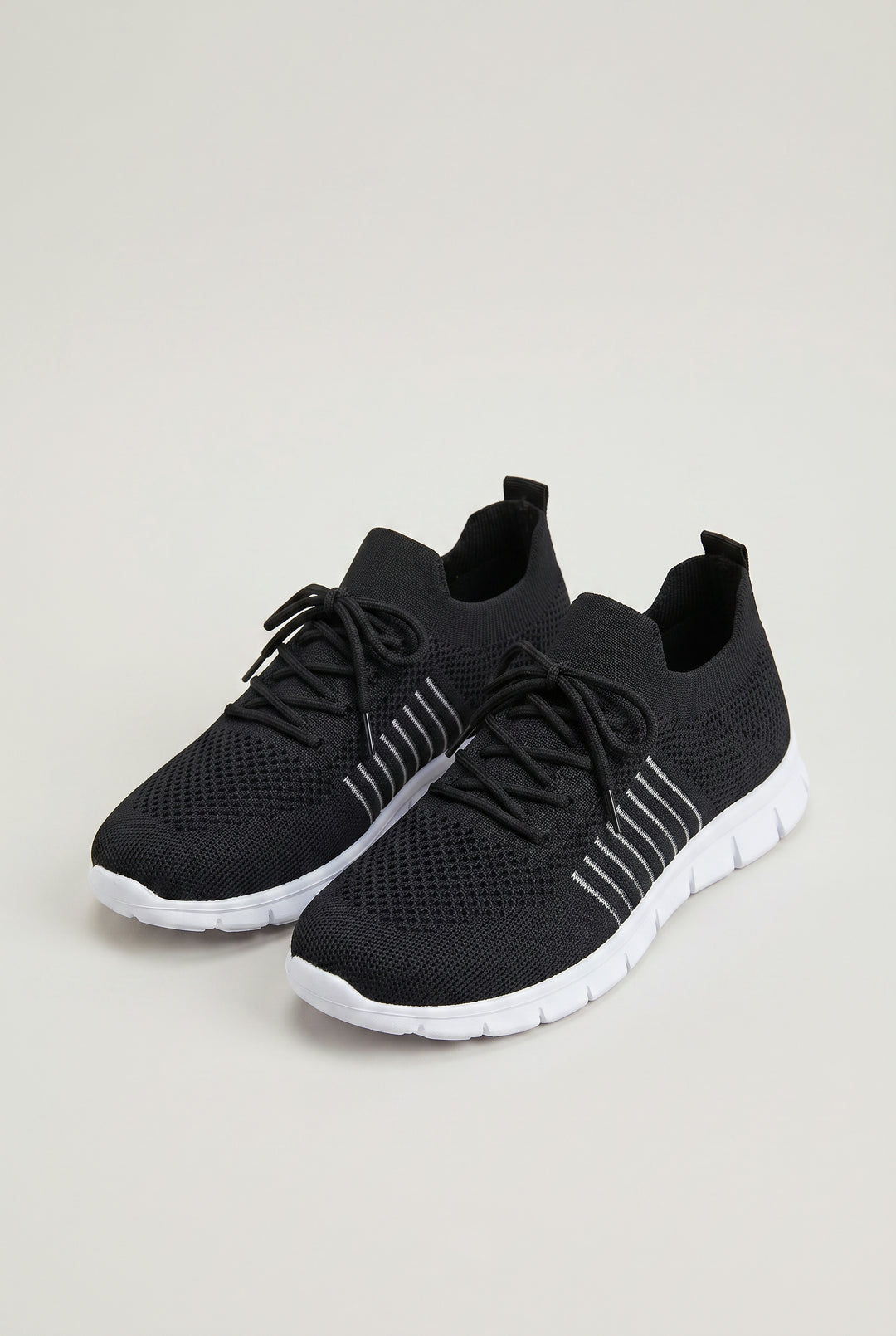 nora-effortless-slip-on-sneake-black-packshot
