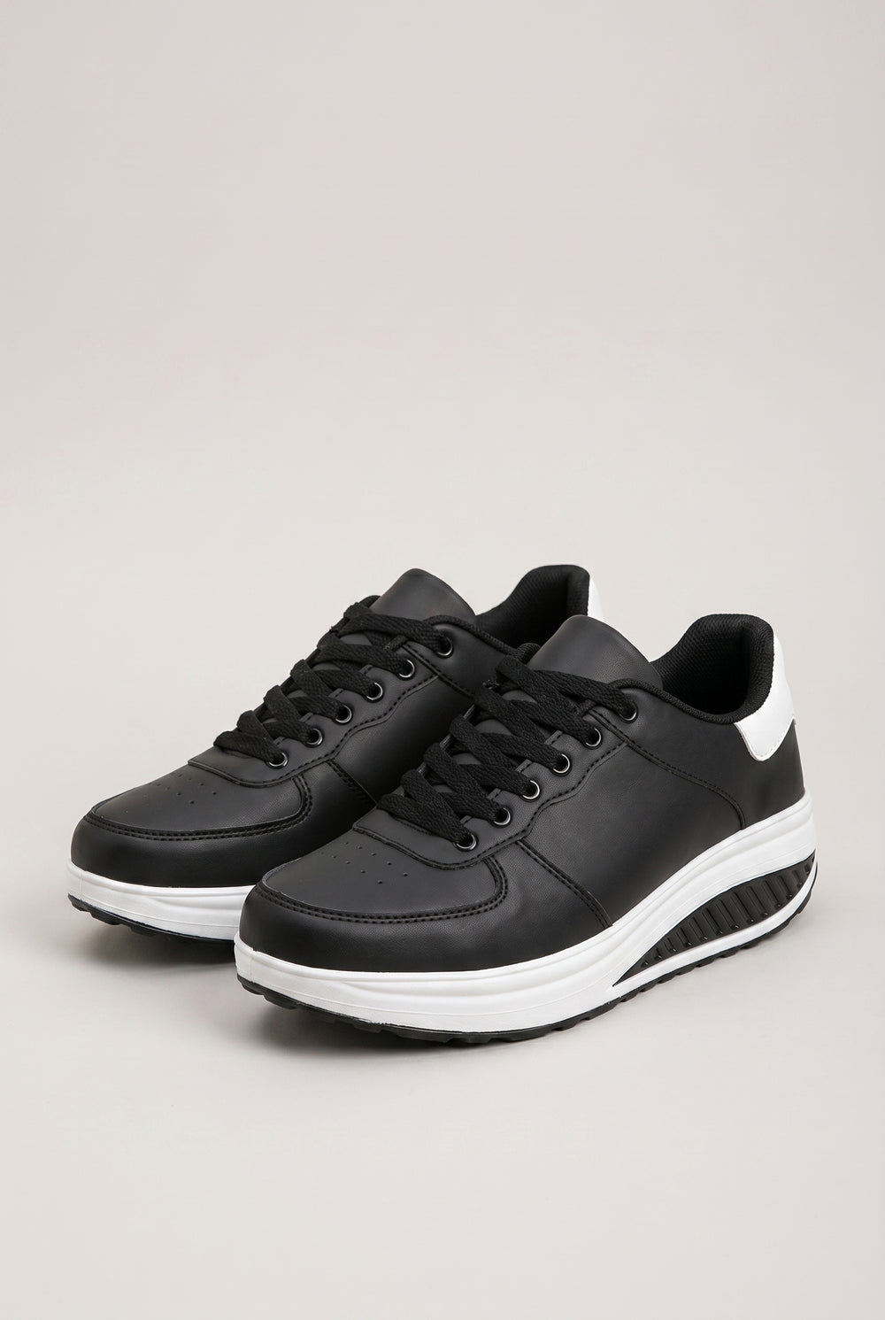lou-chic-comfort-sneakers-black-packshot