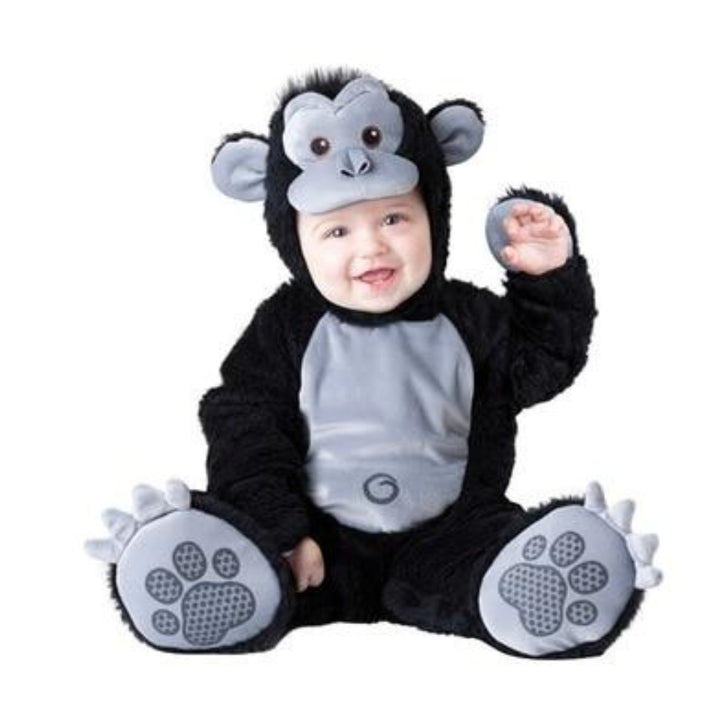 Bébé portant un déguisement de gorille