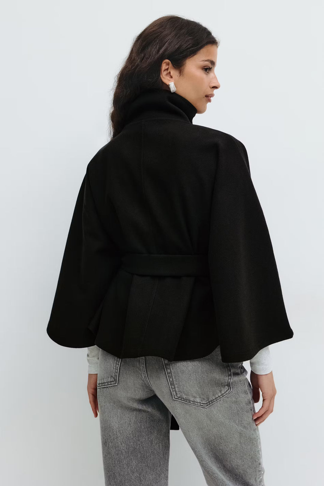 Zwarte cape jas met hoge kraag en wijde mouwen – achterkant
