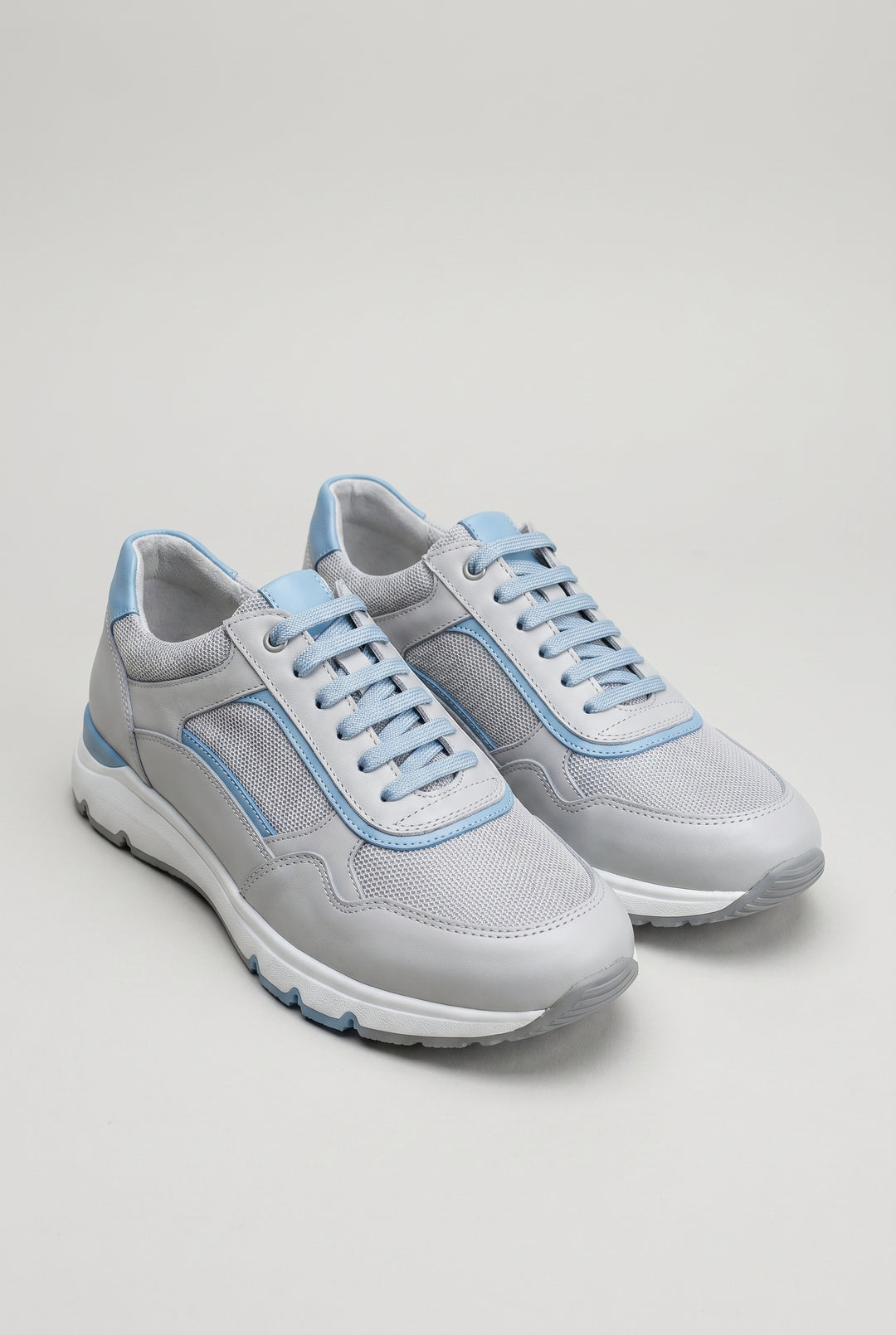 lou-chic-comfort-sneakers-gray-and-blue-packshot