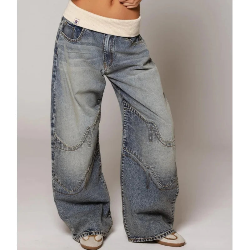 model draagt wijde baggy jeans in vintage blauwe wassing, voorkant