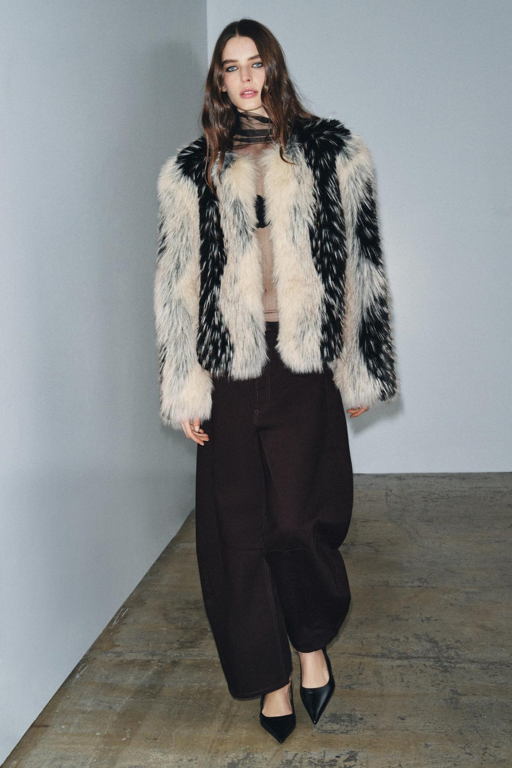 Solayne faux fur jas zwart crème – full body outfit vooraanzicht